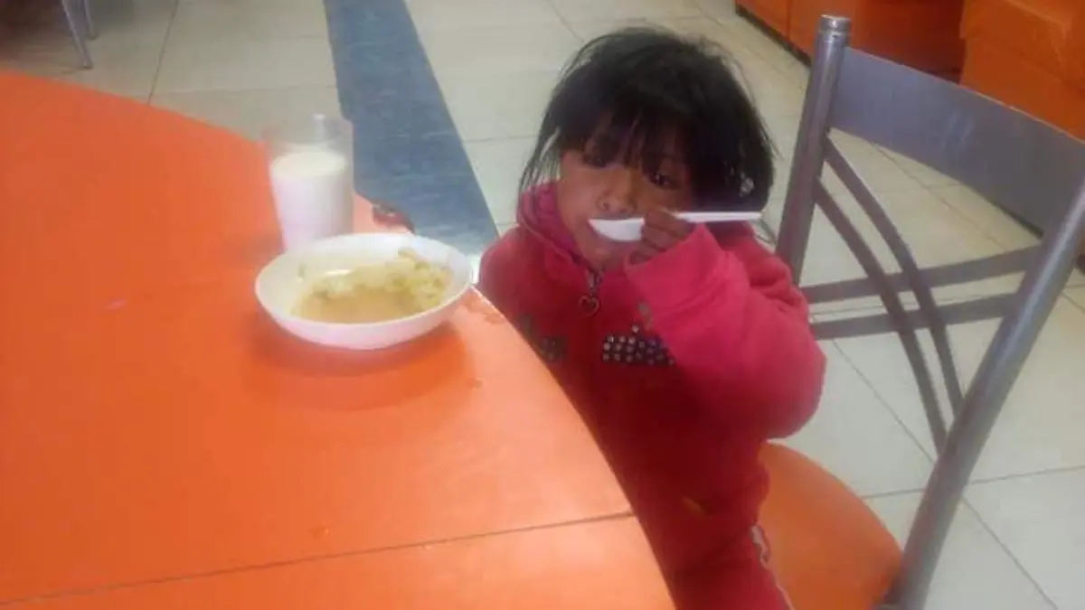 niña desayuno